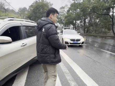 偶遇一只下雨天骑单车的。#蓝战非 #蓝战非到郴州