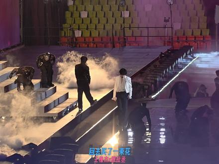 【橹穆】来自天堂的魔鬼九分钟看台视角无剪辑尖叫版#演唱会 #舞台 #橹穆 #橹穆双人舞台 #271199