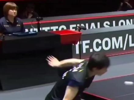 新加坡大满贯女单决赛的争夺战,王曼昱4:1击败温特,晋级女单决赛!对手球路怪异、打法刁钻,开局便给王曼昱制造了重重麻烦,战况看得十分揪心。面对比分落后的困境,王曼昱心态稳如泰山,凭借超强硬实力与临场解题能力,沉着破解对手特殊打法,一分一分咬、一分一分追,全程展现顶级抗压与调整能力。王曼昱在逆境中不崩,她用实力稳住了战局,助力国乒提前锁定女单冠亚军,静待决赛继续绽放吧!#王曼昱