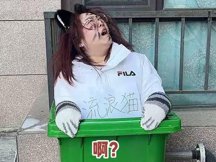 当家猫看到流浪猫吃外卖~#小猫咪能有什么坏心眼 #猫咪的迷惑行为 #关爱流浪猫