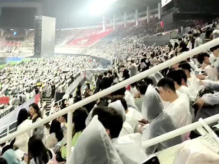 #薛之谦万兽之王演唱会
一进来就被震撼到了!
这个是18区13排的位置 票价917的