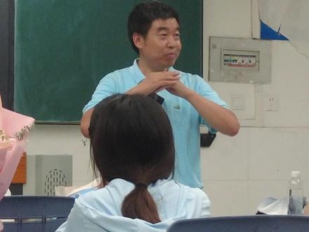 高考结束后,绵阳高三老师抱拳、鞠躬,送上离别祝福,愿“孩子们珍重!”#2024高考 #毕业是一场巨大的戒断 #毕业季