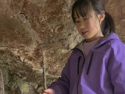 这是青城山流传已久的民俗,叫支山腰(也叫“撑腰棍”“支山”),主要有这些美好寓意:
1. 祈求腰腿健康 ✨
民间有句老话:“木棍支山,腰腿不酸”。
人们把小树枝当作“撑腰棍”,希望借大山的稳固力量,让自己或家人腰杆硬朗、远离腰酸背痛,也有“大山压顶不弯腰”的坚韧期许。
2. 寻找“靠山” 🏔️
给山石“撑腰”,也寓意着希望大山能成为自己的靠山:
- 生活里遇到困难时,能有贵人相助;
- 事业上能顺风顺水、出人头地;
- 也有说法是希望家里男人能挺直腰杆,家运兴旺。
3. 祈福与敬山神 🙏
在道教文化浓厚的青城山,这种行为也被看作是以木代香的祈福方式:
- 用树枝代替香烛,插在石缝中敬奉山神,祈求登山平安、诸事顺遂;
- 也有“撑柴(财)”的谐音寓意,希望招财进宝。
4. 实用层面:地质预警 📊
还有一个理性的说法:早年地震后,人们在松动的岩石下支木棍,通过观察树枝是否被压折,来判断山体是否移动,起到简易的地质监测作用。