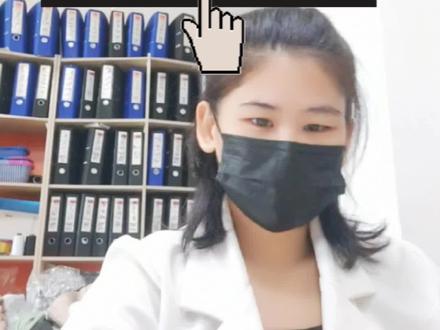 服装生产制单,也就是服装生产指导书,保姆式教学,想学的来,下集给大家奉上中英文各部位尺寸表
工艺要求
1.开货前先做一件产前版,审批过后方可做货。
2.面料裁剪有问题提前告知,未裁可通知采购去换。开货前通知跟单前期指导。
3.裁床,所有面料请先缩水。尺寸按照尺寸表,确定大货尺寸,拉布时注意分清布料正反面,次布\色差\抽沙脏渍\污渍\等不良现象,客人接受的数量为±5%,按比例分配。
4.注意大货尺寸,腰头前中不可起角,要直
5.大货打边线用5线,需走线均匀,密,针数在12针。注意松紧度控制要一致。格仔前幅及后幅要求对格
6.所有生产工艺跟足原板和制单,如有不明之处请与跟单联系,配大身布色,面线跟板,12针。所有车缝线迹必须顺畅平滑,不可有弯曲/起皱/浮线/断线/跳线/落坑/爆口等不良问题。
结合产前版评语/原版/工艺单生产大货。
包装要求
1、包装前;成衣内外线头必须清理干净,不可有脏污,确定整件衣服没有漏车辅料或漏打钮扣,整烫平服后,钮扣需要全部扣上,才能包装,衣服入胶袋时,挂牌的正面向上,挂牌背面贴一张贴纸,所有衣服只要有钮扣的都需要放备用钮扣,用备用袋装钮扣枪打在洗水标空白处。
2、包装方法:挂牌穿好后用吊绳穿在码唛上,单件包装,内放一张空白拷贝纸,单件入一个空白透明胶袋.单码单色装箱.不可以混码混色装.纸箱外箱唛用大头笔填写英文每箱对应的箱号、合同号、件数、产品描述、颜色、码数、款号
#原创 #知识分享 #专业的事交给专业的人 #服装制版 #努力的服装人