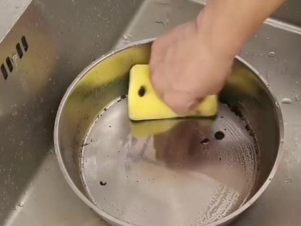 谁还没几次烧糊锅的经历嘛? 不锈钢锅烧糊了这么清洗很方便。#生活小妙招