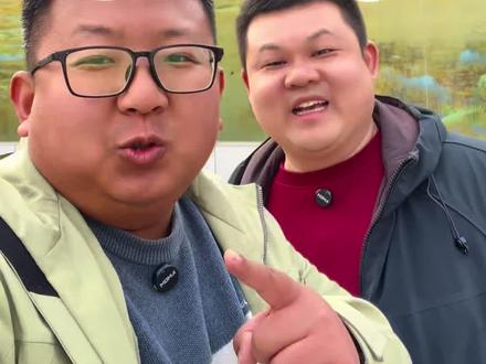 两兄弟推荐春节旅行地, 这一站来到了山东东平,东平吃喝玩乐分享,在八百里水泊旁感受新大宋不夜城的魅力!#新大宋不夜城#大宋不夜城npc太会玩#春节来当宋潮人#东平旅游#东平