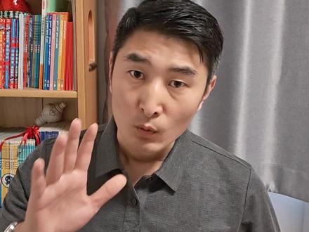 8月1日新规落地国家不是要砸你的饭碗,而是要砸掉不干净的饭碗 5月7号发布,8月1号正式施行!面对“医药代表不准卖药了”的传言,这次新规最狠的其实是“穿透式监管”。不管你是药企直聘还是外包CSO,以前那些“换个马甲”搞带金销售的野路子,彻底堵死了。但我想跟所有同行说句掏心窝子的话:国家不是要砸你的饭碗,而是要砸掉那些“不干净”的饭碗!新规把那条歪了的轨道硬生生扳了回来,逼着我们从“搞关系”回归到“搞学术”。以后拼的不再是酒量和回扣,而是你能不能把几百页的说明书,翻译成医生真正需要的临床价值。告别了“带金”的焦虑,我们终于能堂堂正正地“带脑”干活,赢回医疗人该有的体面!同行们,面对8月1号的新规,你是慌了还是松了一口气?评论区聊聊你的真心话。👇#医药代表 #医药代表管理办法 #8月1日新规 #医药行业 #职场感悟