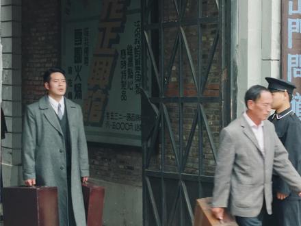 男人刚刚走出火车站,就被黑警盯上,新上映的电影 #致敬黎明前夕的潜伏者 #电影拂晓计划上线 #赵家祺潜伏南京极限对抗破局