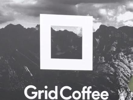 终于不用打高铁去北京喝Grid☕了 #gridcoffee 天津首店终于要开业啦,就在今年十月一。
他们是当下我个人最期待的一个咖啡连锁品牌了。
之前在北京探店的时候,出过多期视频。
熟悉的朋友都知道,我几乎是不探大型连锁咖啡品牌,但@Grid Coffee 真的是个例外。
一方面,咖啡确实好喝,全系列采用了#单一产地咖啡 #soe咖啡 ,不加糖和糖浆,爆款产品更是有口皆碑。价格虽然来到了二三十元这一档位,但出品完全对标了独立精品咖啡馆,所以说性价比还是很高的。
另一方面,他们的限量周边和小活动搞得特别好,好看的冰箱贴那是层出不穷,高级感拉满。还记得去年夏天搞了一个大航海活动,为了集齐这套钥匙链,我可没少喝他家。
他们2022年创立于北京,在上海、深圳、成都、重庆等11个城市已有近百家门店,这回终于是开到天津了。
虽然围挡还没拆,但是开业活动已经放出来了。整个十月,购买指定双杯套餐,就送产地石头系列的冰箱贴,一共5款送完为止。作为资深咖友的你,我觉得很有必要参与一下。
而如果你是第一次喝他家产品,根据我之前的经验,闭眼冲#咸奶萃和#罗马人美式 就好了。
咸奶萃用的是冷萃咖啡,配合独家调制的新鲜奶油,口感咸香馥郁。咖啡豆推荐选择默认的深烘耶加雪菲,简直就是一杯流动的液体巧克力。
罗马人美式则是在普通气泡冰美式的基础上增加了柠檬片,有效抵消了咖啡的苦味。如果你再升级一个浅烘果丁丁的豆子,会让普普通通一杯美式也变得更为清香。
对啦,他们的地点就在天河城一层东南门,黄油与面包对面。稍后开业了,我再带大家去现场瞧瞧吧。