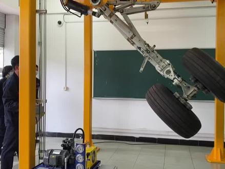 #走进教育 在飞机实训室,近距离看飞机轮子(起落架)的运作。这是一所进阶中的高职校,飞机维修专业直接向商飞输送毕业生,订单式培养百分百就业。如此这般,家长们还会为孩子学习不佳被分流至职业院校而焦虑吗#教育成长计划