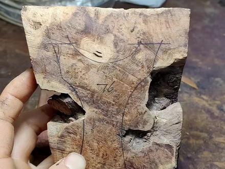分享纯手工制作弹弓技巧,选材麻梨疙瘩陈化料结合钛合金天罡贴片,每一个步骤和每一个细节都处理到位,这种圆头的除了绑皮筋麻烦一些,其他都是优势瞄点特别清晰,准度高#手工diy #弹弓 #弹弓技巧 #钛合金天罡贴片 #原创