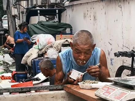 颤抖的手,干净的钱,却挡不住人心险恶#卖藕老周 #善良给错了人会让你心寒 #藕