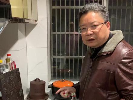 灶王爷上天,一定要准备糖糕让灶王嘴甜一点,到玉皇大帝那儿禀报时多讲好话,要供甘蔗,传说灶王爷要拿甘蔗梢作马鞭。