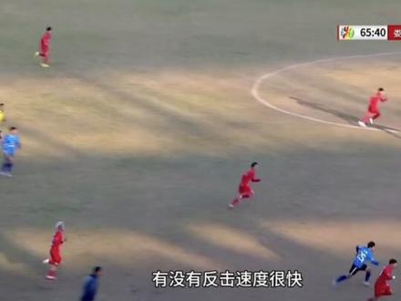 你知道为什么永州队球员进球后会比出“以下犯上”手势吗?
湘超永州队战胜娄底队后,球员做出的“以下犯上”手势迅速引发关注。
但这个动作,并非情绪宣泄,更不是挑衅,而是一种态度的表达。
在足球文化中,这类手势在国外赛场并不少见。当不被看好的球队击败强者时,球员常用类似动作,象征对既定秩序的冲击——不是否定对手,而是宣告:规则可以被改写。
回到湘超赛场,永州并非传统强队,资源、投入、关注度都处在下游,赛前更多人要求他们“摆正位置”。
可足球从不只看背景。
对阵娄底队,永州用拼抢、执行力和90分钟的坚持完成逆袭。
“以下犯上”,不是对人,而是对标签;
不是不尊重,而是不服输。
这一刻,永州队用胜利证明:
位置不是被安排的,是踢出来的。
#足球 #湘超 #足球文化 #张涛 #抖音生活观察计划 @抖音小助手