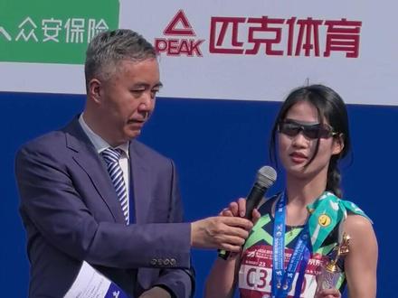 3月29日,2026京东宿迁马拉松在项王故里鸣枪开跑。在这场万人参与的体育盛会中,宿迁籍选手、南京理工大学大四学生王佳莉成为焦点——首次参加“迁马”的她,以出色表现斩获半程马拉松女子组冠军。赛后接受采访时,王佳莉哽咽发声:“这条路是我上学的路,也是我回家路。”
视频制作:魏欢庆