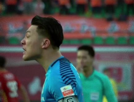 都知道他的手抛球强,但就是防不住,有多强?让你一次看个够!#守门员 #马宁 #王大雷 #门将 #手抛球