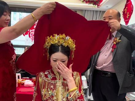 首先感谢大家对的祝福!今天一天现在想来还是很恍惚,是的,我的婚礼圆满完成了,我结婚啦!这一天,我感受到了万般不舍,各种仪式始终不敢直视爸爸妈妈的眼睛;
哥哥弟弟抱我出门排练时乐乐呵呵,原本以为第二天也会如此,可是今天我们的手足之情在我的脑海里历历在目,我拥有世界上最好的两个哥哥和弟弟。
还有我最爱的妹妹,我从小看着长大的妹妹,回看妹妹看我出嫁偷偷落泪,心里说不上感觉,大概是心疼,大概是又觉得我这个姐姐做的不称职…..
两个嫂子满含泪水送我出嫁,给我送上厚厚的红包,我知道那不止是祝福,更是底气。
侄子侄女带着那稚嫩的笑容为我们送上幸福的戒指,他们或许还不懂得爱情是什么,但是他们懂得姑姑找到了那一生的幸福。
我的好兄弟好姐妹们用他们的方式给我一场浪漫的仪式感,看着他们合唱向我走来,歌声和眼神里都都感受到了她们希望我幸福
还有我的公公婆婆,一直待我视如己出,从此我多了一对爸妈的疼爱,多了一个大家庭的保护,很幸福我们能够成为家人。
最后,感谢我们的粉丝朋友们,你们见证我的成长,一路鼓励给了我很多自信,愿大家幸福安康,平安顺遂!#结婚啦新婚快乐 #女儿出嫁