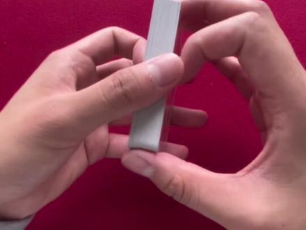 五秒教会给我擦皮鞋的窜稀拉牌。学会的以后可以过年的时候随地大小拉了。#魔术教学 #拉牌 #给我擦皮鞋 #法国赌神 #一学就会