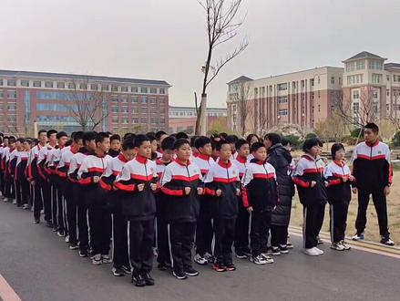 排头对齐。队伍紧凑,双手握拳,拳眼向上,放在腰间,听口令跑步走🏃一二一!