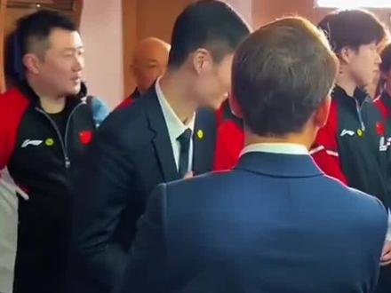 法国总统马克龙探望国乒队