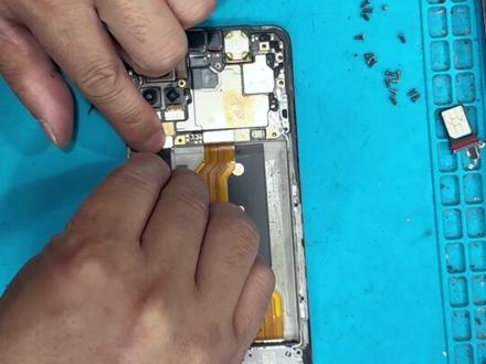 屏幕破碎划不动别着急,跟视频操作自己也能换#VIVOs9 #换屏幕 #手机使用知识分享 #第一视角修手机