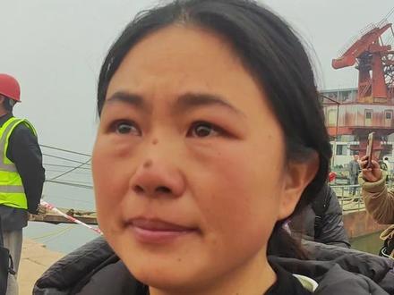 12月10日,#重庆 。“背篓轮渡”#渝忠客2180新船吉水,船长一哥、船娘芳姐感动泪目。他们说:票价不变,服务升级。夏天不会热,冬天也不会冷了。