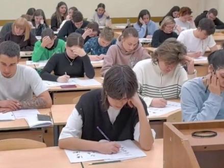 原来老外考HSK的表情,和我们考四六级时一模一样。从自信到怀疑人生只需要一道中文听力~#中文 #汉语 #考试