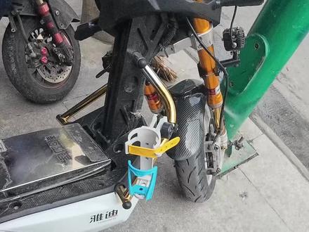 车主自带天选之子红烟胎,给雅迪x5选手安装。#换胎#雅迪x5