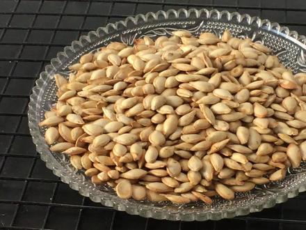 南瓜籽不要扔掉了,教你简单的做法,酥脆香甜,过年待客很受欢迎