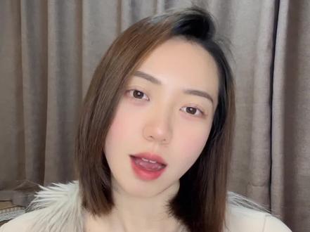 ‼️毛戈平美妆学校全套攻略‼️ 1️⃣价格。2个月是9800,3个月是15800,5个月是19800,还有10个月是32800。他有两个点比较好,一个是比如说你报了5个月,但是后面2个月你不想上了,那就是按照这个两个月课程的价值去退费。第二个是有7条无理由退费,可以说是给了一次体验的机会,如果觉得不好的话可以直接退,不会扣任何费用。这个价格说24年从1月1号开始,3个月及以上的班都会再涨3000块。
2️⃣课程安排,如果你想做专业化妆师,肯定要往3个月及以上的课程去选择。5个月会比3个月的课程内容会多时尚新娘妆和艺术彩妆,像毛戈平最牛的就是他的光影矫正部分,在第三个月的时候就会学到。
3️⃣住宿问题,双人间是1550。四人间是1050。六人间是800。单人间是2600。附近有携程,所以近一点的房子都不会太便宜,可以考虑下租他的单间。
4️⃣赠品,如果你报的时间距离还有很久,会邮寄给你让你先上网课搭配学习。会送一个化妆包,还有一套假人头,配套的梳子,还有一盒彩铅和美人图,发卡等等。
5️⃣其他费用,目前我上课1周时间额外支出的就是化妆品,毛戈平给了两个套餐选择,一个是6600块,一个是7200块。套餐是在原价的基础上打了75折,如果不买套餐的话,单品拎出来买是85折,如果有人生日可以打7折。
6️⃣就业,这边的校长和老师都有说过,毛戈平每年有毕业班的时候,都会和外面的企业联合开校园招聘会,像Bobbi brown ,迪士尼啥的往年都有来过。
7️⃣目前我上了1周时间,感觉还是不错的,老师会很严格,对于我这种自己真的想好好学的,老师严格真的是件好事情,毛戈平每天早上9点准时开课,要求提前到,55分开始点名,毛戈平的管理是比较严格的,要求穿校服带校牌,而且对于考勤也是很严格的,上午下午开课前都需要点名,且如果迟到的话都会进行扣分,计入到月考的平日表现计分中,会影响到结业,如果你希望那些老师给你推荐一些机会,这种还是需要重视的。
详细内容可以见视频~
#毛戈平 #毛戈平化妆学校 #毛戈平粉膏 #学化妆 #美妆
