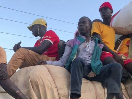 南苏丹首都朱巴。
他们最繁华的首都,在国内却像是80年代的中国农村。
经济全球倒数第三。
这里百废待兴,遍地黄金。商机无限。
一座正在崛起的城市。#海外生活 #非洲