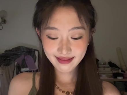 听歌第八十一天! 真的要到了一定年纪 才会突然听懂这首歌里藏着的温柔啊#发疯博主 #表情管理我尽力了 #歌在飞 #抽象