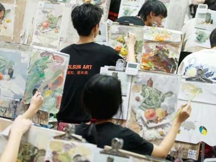 2025年1月2日,本台记者从河北省教育考试院了解到,2025年我省普通高校招生美术与设计类、书法类专业统考评卷工作已全部结束,省教育考试院研究确定了2025年我省普通高校招生美术与设计类专业统考合格分数线为 160分,书法类专业统考合格分数线为170分。
2025年1月2日12时以后,考生凭考生号、身份证号和高考报名系统设置的密码,登录河北省教育考试院官网(http://www.hebeea.edu.cn/)“2025年河北省普通高校招生艺术类专业统考成绩查询”系统查询美术与设计类、书法类专业统考成绩。成绩查询较为集中的时段,网络有可能拥堵,请考生错峰查询。
考生如对本人考试成绩有异议,须于2025年1月3日9时至1月5日17时,携带本人居民身份证、《准考证》等材料到本人高考报名点(中学或县区招生考试机构)申请成绩复核,逾期不再受理。复核申请只能由本人(或考生父母等法定监护人)申请,其他人员不可代办。#艺考