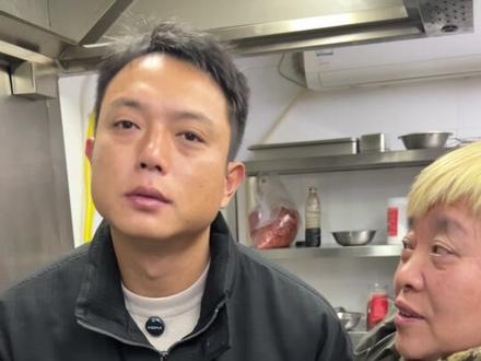 板鸭做出来总是偏咸,你可以试试在制作前用淡盐水浸泡30分钟,那样就可以不咸了#地方特色美食 #美食教程