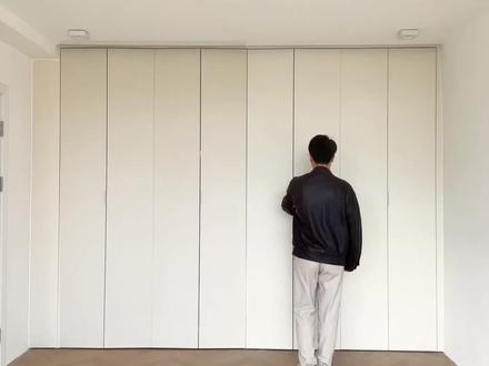 作为装修界中的大怨种选手
之前跟大家分享过安装好的2900💰上轨道折叠门
经过3个月的磨合期
正式宣告“分手”
原因主要有两个:
1️⃣上吊轮“容易出轨”
只有上轨道的折叠门
移动和门板开合全靠上方的吊轮
既是承重构件
也是限位构件
对门板开合的位置水平精度要求很高
长期使用对五金件的耐用可靠性也有很高要求
(但我找的是门板+五金一起供货的厂家,五金质保仅有1年,3个月时间五金件已经更换过2次)
2️⃣门板“还会长高”
我的折叠门高度是一门到顶
用了3个月居然还长高了
开合的时候会顶到天花吊顶
需要经常爬🪜调节吊轮的高度
门板“长高”可能跟门板与门框的合页有关系
板块的冷缩热涨等等
但门板长高了再往低调整
吊轮容易压着导轨
开合的顺畅度也会减少
.
趁着还没正式入住
立刻实施大改造
改成了3400💰的上下轨道折叠门
(如果前期硬装阶段做地面预留可以暗装下轨道)
因为是后期改造
只能选明装的下轨道
.
做下来之后
发现开合的流畅度更强
同时可以实现所有门板往边上挪动
3米衣帽间做到全打开!
其实上下轨道的折叠门
依然是靠上吊轮承重
下滑轮不受力只做开合的限位和固定
开合过程不会晃动很稳定
.
上吊轮全部嵌入轨道里不用担心出轨现象
下滑轮就算出轨了,只要轻轻按一下就能复位
十分简单
这次换了上下轨道的门板
不需要和门框用合页连接
只靠上吊轮吊起来
不会出现“门板长高”的灵异事件
对于做一门到顶的设计十分合适!
.
总结一下:
(1)一字型的超长衣帽间,可以选择折叠衣柜门,对比传统衣柜真的太省钱
(2)如果为了省钱,还想做一门到顶的,建议做上下轨道折叠门
(3)只做上导轨对五金件要求极高!必须选好的品牌和更长的质保时间
#装修设计 #装修日记vlog #小户型装修 #折叠门衣柜 #折叠门