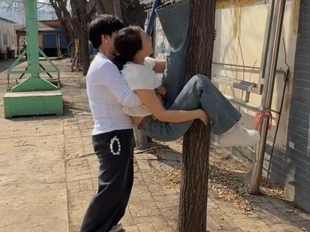 抱树,上个视频都问怎么上去和下来,拍摄花絮来了!!!#抱树#瑜伽前屈#热门#这个动作有点难