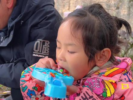 与萌娃简单吃一份乌龟造型嘀嗒糖,软软糯糯的,一口一颗停不下来 #吃糖果视频大全儿童 #玩具糖果 #儿童零食 #嘀嗒糖 #亲子互动