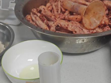 灌香肠快速套肠衣的小技巧
#香肠 #鸭脚板香肠 #肠衣 #灌香肠肠衣#套肠衣