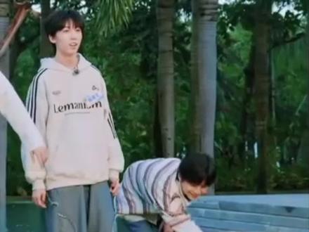 来年的路步步高
终末之时不复悔
愿命运的线两头顺
——杨涵博
#杨涵博 #杨涵博四代神颜 #tf四代 #TF家族