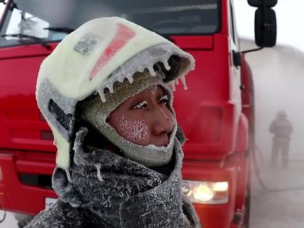 地球上最冷城市,连续数周零下60度,极寒天气里人们是如何工作的#纪录片 #最冷城市 #雅库茨克