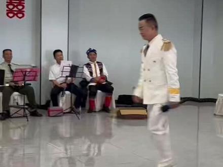 当过兵的人,浑身精气神
当过兵的人,只需看背影
一看就是当过兵的人!
走路昂起头,一步一脚印
做人最实诚,做事最认真
酸甜苦辣尝个遍,风霜雨雪写人生!