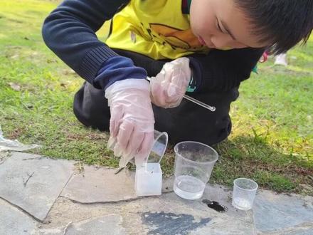 #户外活动 #手工制作 好棒!每个孩子都给自己制作了一个#手工琥珀