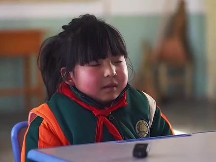 看完香溢人间纪录片里的小女孩,我只能说她的思想已经超出了她这个年纪。一句“这个世界上有吗?那我肯定找不到。”她是找不到吗?她不是,说的不好听的,她信命!!!在这个年纪能想的那么通透的话语,是一个很有思想的小朋友,当主持人问她有什么梦想?她说“她想当画家,画宇航员。”在她的一方世界里,她感受不到父母的爱,只有想,想得到父母的爱,最后换来的是什么?只有自己,只信自己。我说的有些话只是我的见解,不足之处请网友朋友们批评指正。最后,祝愿你的愿望都能实现。#共情能力强有时候会痛苦 #共情能力强是赏赐还是惩罚