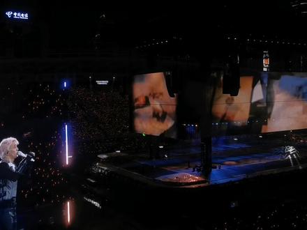 #薛之谦 #薛之谦万兽之王巡回演唱会 #方圆几里 广州站第3场,请看到到视频的第31秒,老薛从舞台的左边奔跑到右边接着唱,这体力太棒了。