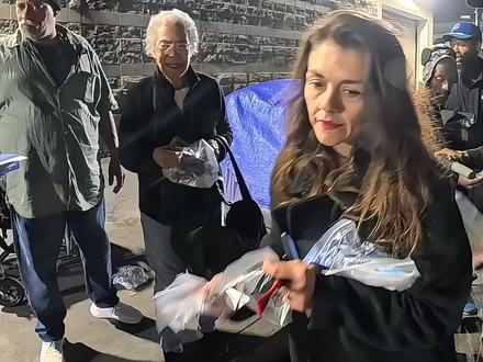 一场裁员就让美女流落至此,但她依然风度翩翩#美国小唐酱香饼 #美国小唐 #小唐在美国 #美国日常