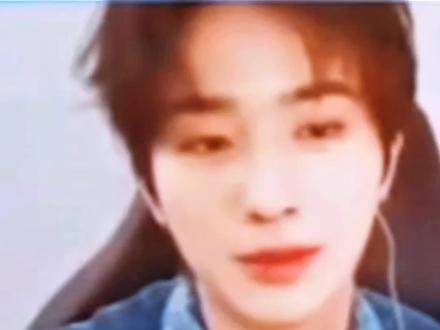 这场直播敖姐全程痴汉盯公主哈哈,小情侣和其他人有着无形的壁,这不是秀恩爱是什么🙈🙈🙈#李宏毅敖瑞鹏 #敖李 #李宏毅 #敖瑞鹏 #我的cp天下第一甜