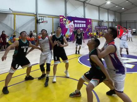 14日晚,湖南湘江新区西雅博才小学第四届“爸爸篮球赛”开赛!全校67支队伍、近800名队员将参加这场特别的“爸BA”。