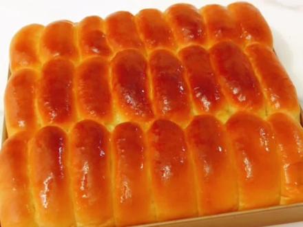 这大概是全网最详细的奶香手撕面包教程了吧,按照我的配方,新手也能一次成功,比烘焙店好吃多了,太太太松软了,我一口气吃了两大块,原来只会炒鸡蛋的我,现在也能会做这么多了……也许这就是做妈妈的含义吧😊,在家轻松搞定,特别好吃😋三个孩子爱的不得了,又是给女儿投喂的一天,又是一顿美味的早餐,又是满足的一天#早餐 #面包#家庭烘焙#手撕面包 @DOU+小助手