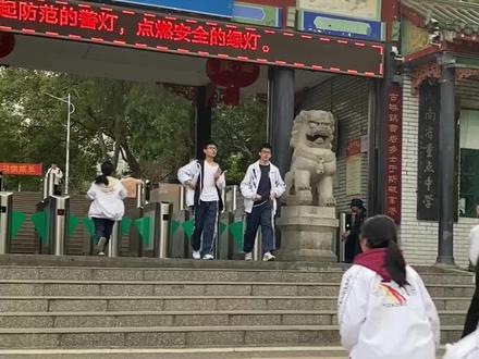 第三次高考模拟考考得不错!祁阳市第一中学其前身为祁阳县立初级中学,创办于民国元年(1912),民国4年停办,民国32年复办,建校舍于浯溪中宫寺侧。1955年,该校被定为省重点中学。
祁阳一中2022年录取分数线:
(1)文化生录取分数线:537分,政史综合和生地综合两科成绩须达到2B或1A1C以上等级。
(2)自主招生(专业生)分数线:456分。
(3)指标到校生最低录取线:483分。
(4)降10分录取条件:生地、政历均居全市前5%,生地97.5分及以上、政历90.5分及以上且语文不低于110分。降20分录取条件:生地、政历均居全市前2%,生地99分及以上、政历92.5分及以上且语文不低于120分。#湖南强哥