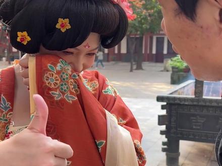 与盛唐撞个满怀|青龙寺客片汉服清复原拍摄花絮 为还原清复原汉服的素雅风骨,我们摒弃了华丽的点缀,专注于形制的精准与面料的质感:直裾的线条利落流畅,曲裾的缠绕端庄典雅,每一件衣裳都带着时光沉淀的温润。拍摄间隙,坐在古树下整理衣摆,看檐角的风铃轻轻摇晃,听风吹过花枝的簌簌声,竟生出几分“不知今夕是何年”的恍惚。那些镜头外的欢笑、反复打磨的姿势、为捕捉最佳光线的等待,都在诉说着对汉服文化的敬畏。成片或许是完美的呈现,但这些不期而遇的花絮瞬间,才是这场青龙寺之行最动人的收获。
客片出品,
妆造:白月清川汉服馆
#用遇见你的眉眼打开汉服变装 #原创视频 #西安跟拍 #西安汉服妆造 #西安